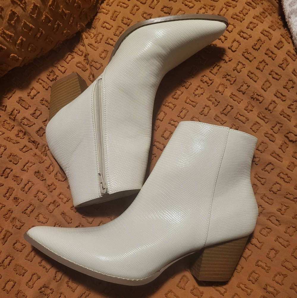 NWOT Lulu's white snakeskin booties, sz 11